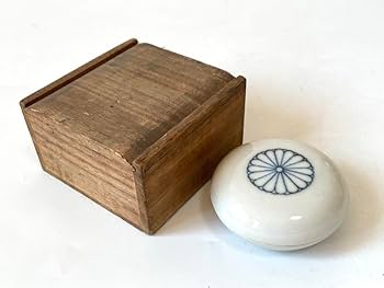 骨董　アンティーク　陶芸家　井上良斎　染付菊御紋　香合　白磁　共箱　茶道具 Amazon.co.jp: 骨董 アンティーク 陶芸家 井上良斎 染付菊御紋